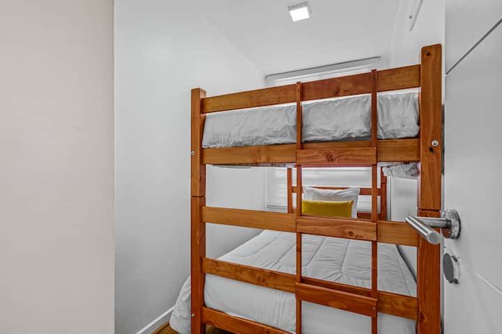 U drugoj sobi nalazi se krevet na kat (postoje 2 jednostruka kreveta) 