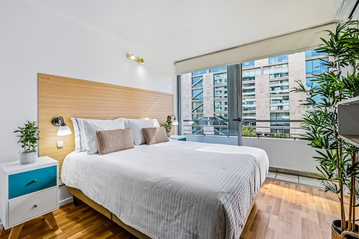 U dnevnom boravku nalazi se bračni krevet, klima-uređaj i 43-inčni S-Mart TV. 