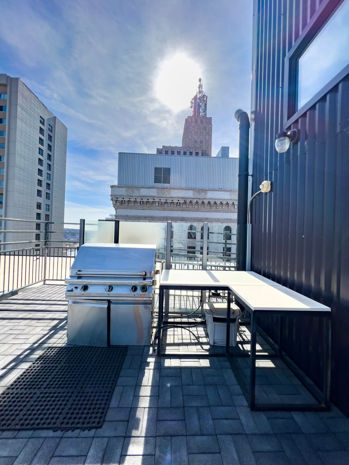 River Views and FREE Parking!