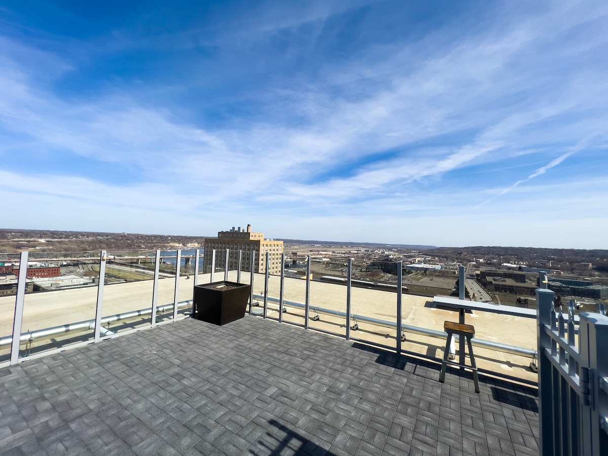 River Views and FREE Parking!