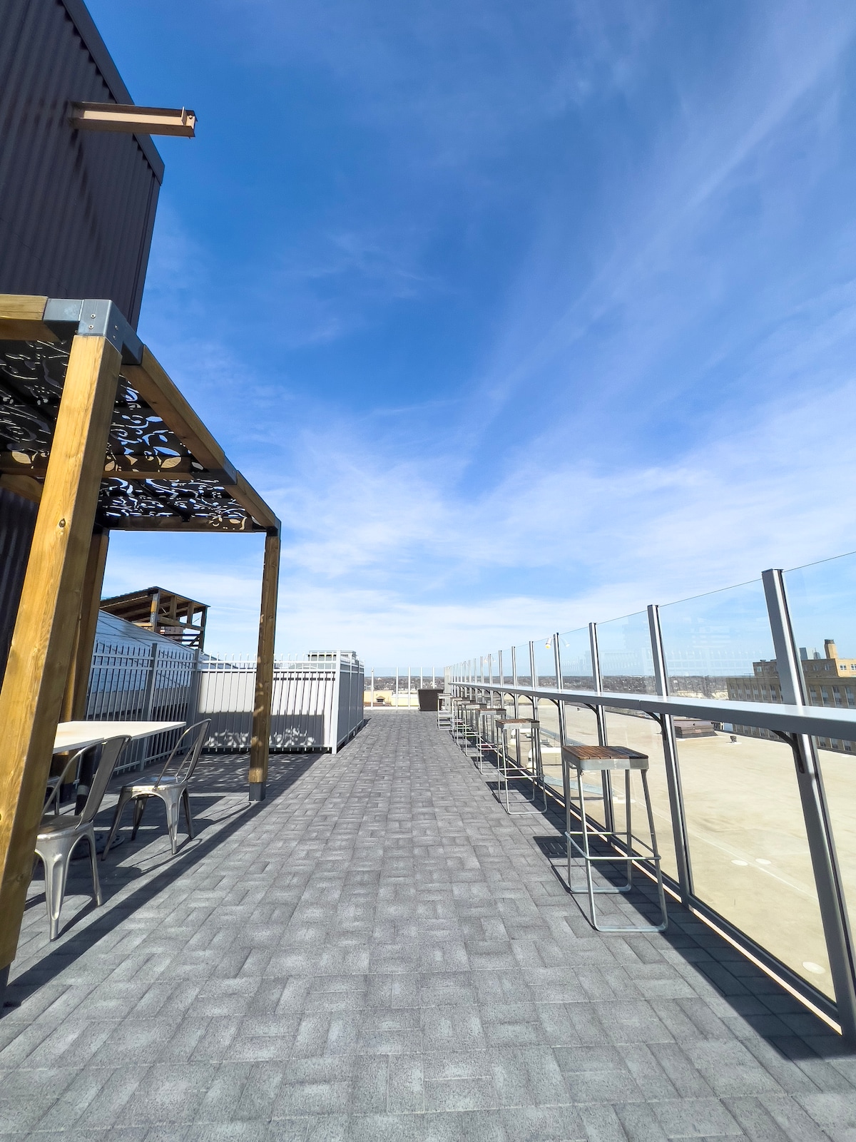 River Views and FREE Parking!