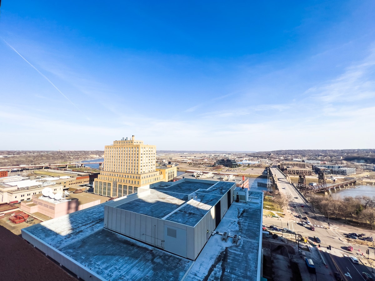 River Views and FREE Parking!