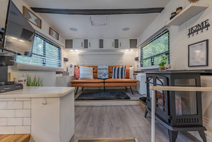 ก้าวเข้าสู่พื้นที่นั่งเล่นที่สว่างและน่าอยู่พร้อมการตกแต่งที่ทันสมัยและที่นั่งที่อบอุ่น หน้าต่างบานใหญ่เติมเต็มที่พักด้วยแสงธรรมชาติให้ความรู้สึกโปร่งโล่งและเป็นบ้านเล็กๆ ฟูกพับลงเป็นเตียงนอนสบาย เพิ่มพื้นที่นอนที่ยืดหยุ่น