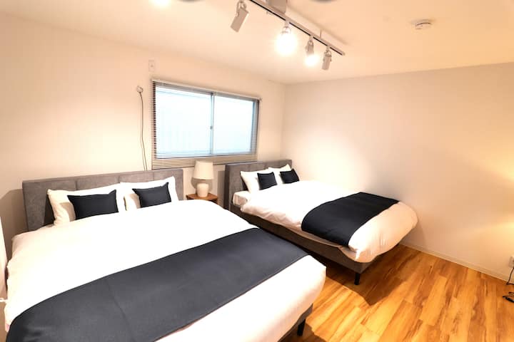 Chumba hiki cha kulala kina vitanda viwili vya watu wawili kwenye ghorofa ya pili.Inaweza kuchukua hadi watu 4.