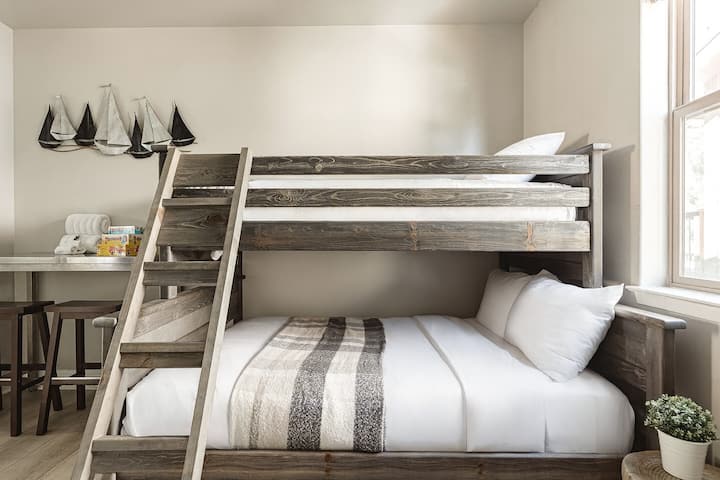 Perfecto para niños o huéspedes adicionales, el tercer dormitorio cuenta con literas, ropa de cama acogedora y un ambiente lúdico que a todos les encantará.