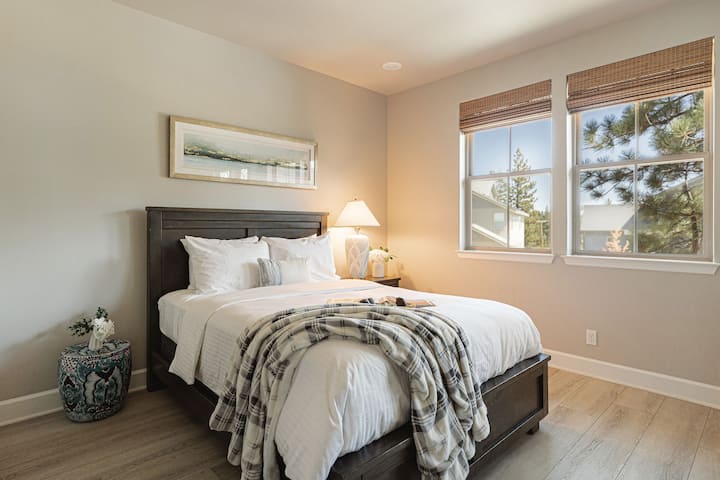 Relájate en el segundo dormitorio, que cuenta con una lujosa cama tamaño queen, sábanas suaves y luz natural relajante, perfecta para una noche de descanso.