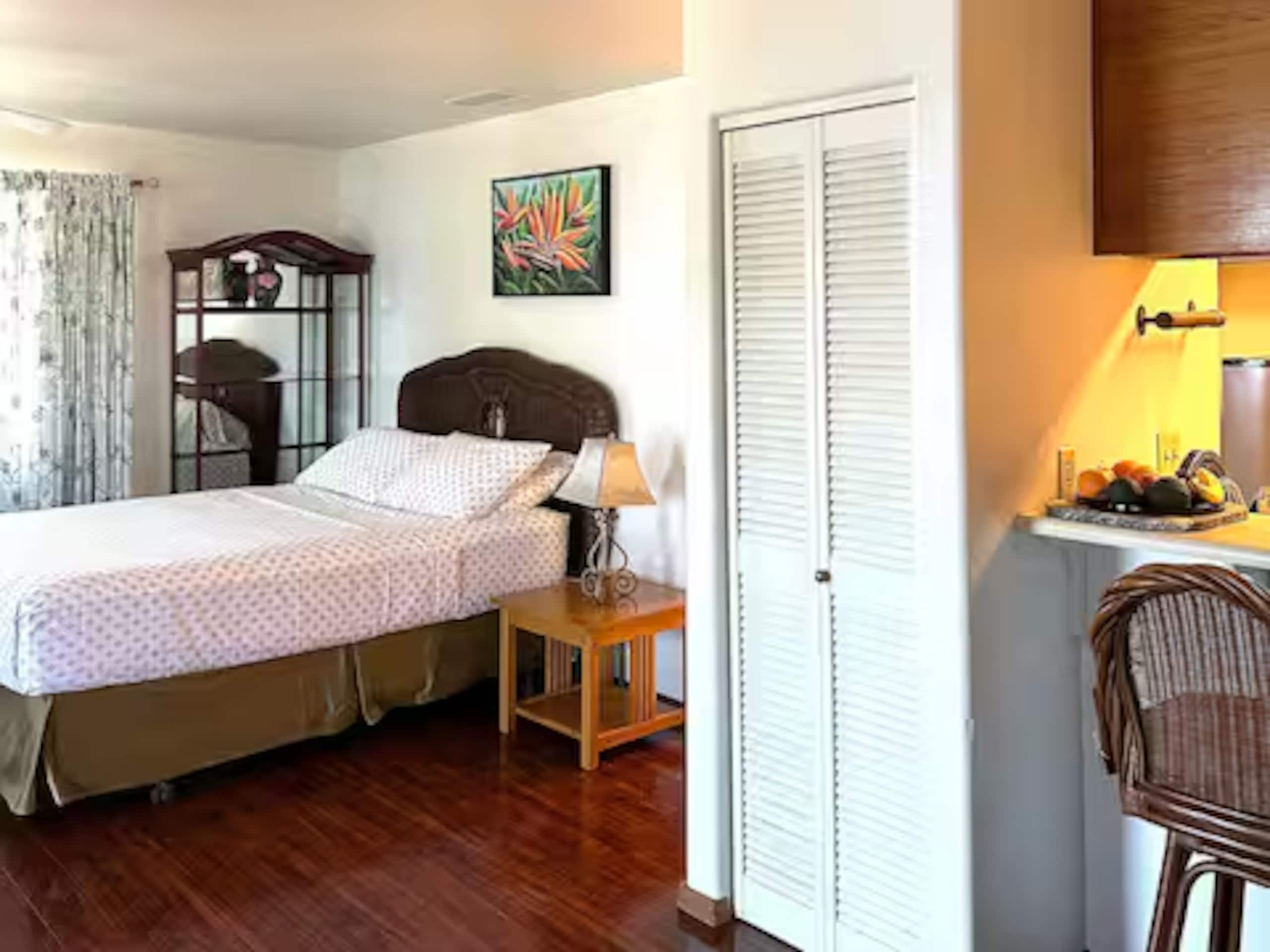 Bedroom bathroom and kitchen at Kona Joe Coffee - Main photo