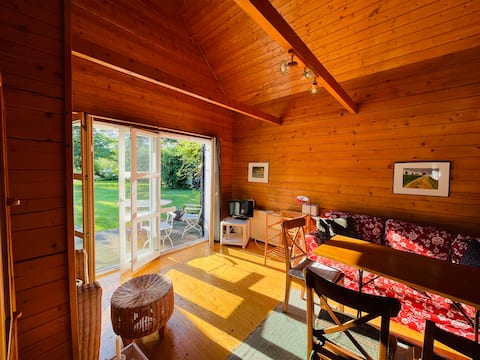 Top Airbnb: Cabin with Sauna by the Lake in Rahnsdorf