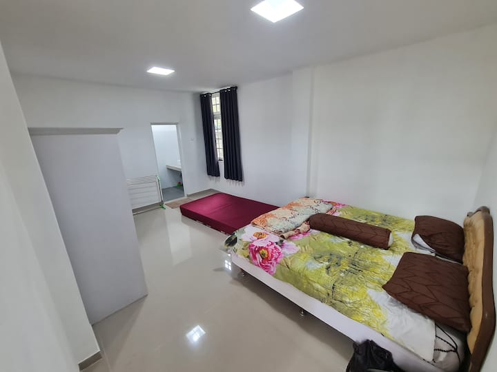 ruime ruimte, hoofdbed, onderste bed met schuim en msh zorgen voor extra bedden, heldere en koele verlichting