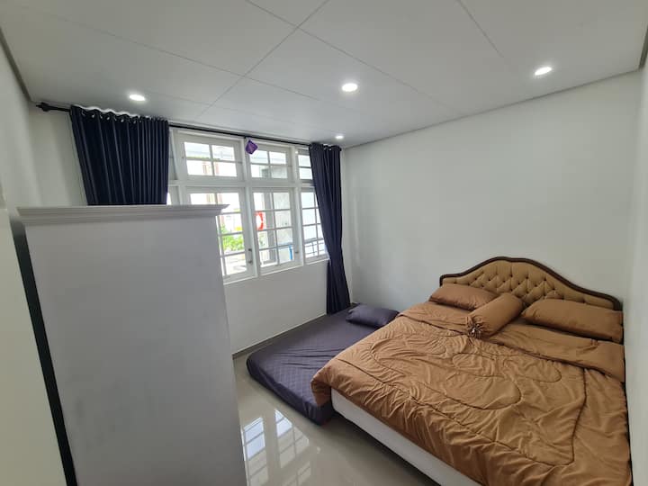 slaapkamer op de eerste verdieping met uitzicht op het zwembad