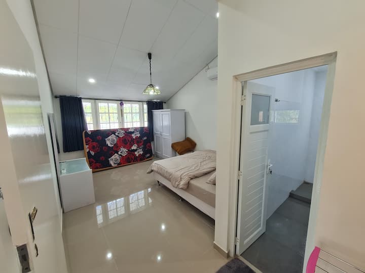 speciale slaaptafel, met uitzicht op het zwembad met het hoofdbed, lager bed met schuim, uitgerust met een kaptafel en stoel, heldere en koele verlichting