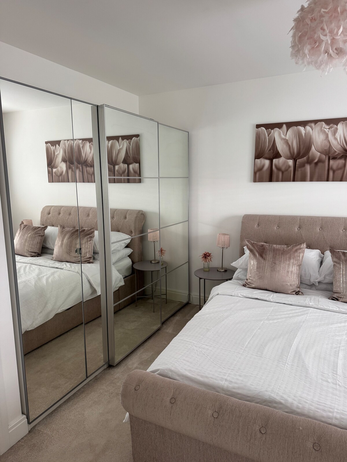 Dvokrevetna spavaća soba s vlastitom kupaonicom s tušem.  Pogled na vrt, teren za kriket i polja. 