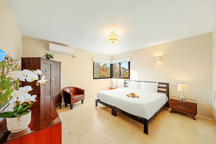 ¡Despiértate con sol y comodidad! Este dormitorio luminoso y espacioso es el santuario perfecto para descansar y relajarse durante tu escapada. Con comodidades modernas y un ambiente sereno, los dulces sueños están garantizados.