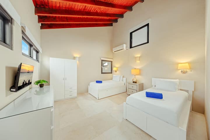 Passez des nuits reposantes dans cette chambre à deux lits baignée de lumière avec des finitions modernes, des draps doux et un charme douillet.