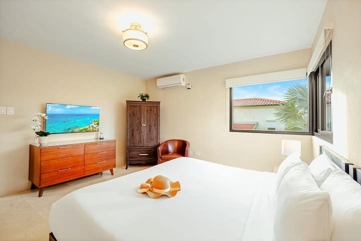 Retirez-vous dans une relaxation ultime où le confort rencontre le divertissement. Contrôlez votre climat avec la climatisation, regardez un film à la télévision et réveillez-vous avec la belle lumière naturelle. C'est l'endroit idéal pour se détendre après une journée de plaisir.