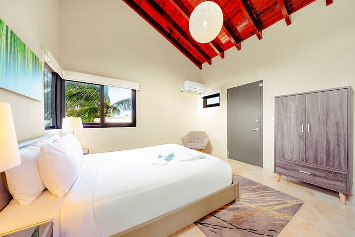 Votre confort est notre priorité. Cette chambre lumineuse dispose d'un lit confortable, de la climatisation et d'une garde-robe pratique pour garder vos effets personnels organisés pendant votre séjour.