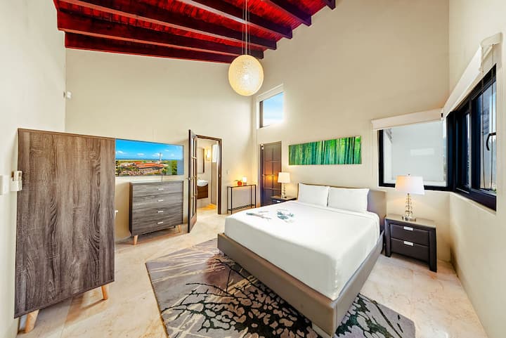 Todas las comodidades, en el lugar perfecto. Desde la lujosa cama y el entretenimiento personal hasta el cómodo acceso al baño y la abundante luz natural, esta suite está diseñada para la máxima relajación y comodidad.