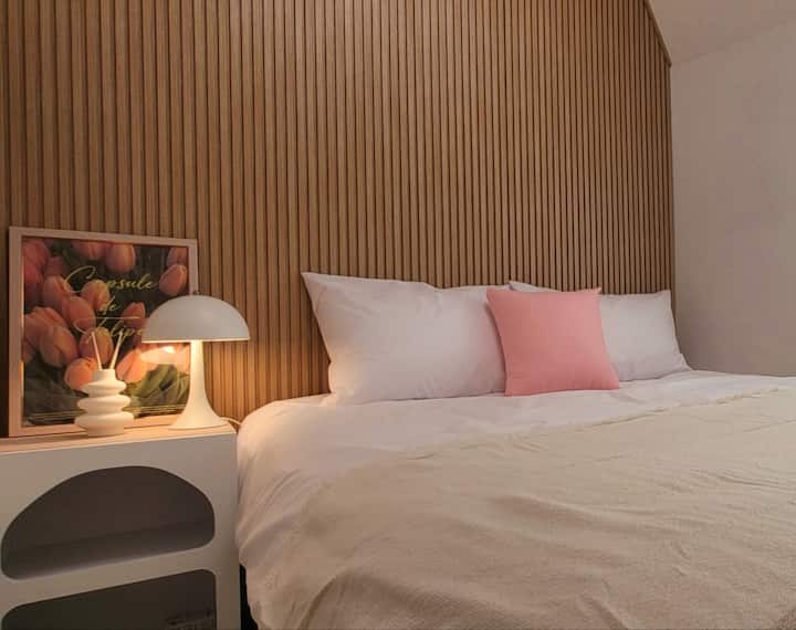 Ова е втората спална соба исполнета со топла чувствителност.
Меко осветлување и удобна постелнина обезбедуваат удобен кревет, клима уред, закачалка, осветлување, Wi-Fi, полнач
Тоа е пријатен простор за тивко да го завршите денот на патување.
Во оваа соба подготвена од Тинкер Бел и Санга
Почувствувајте ја опуштеноста што ви го смирува умот.