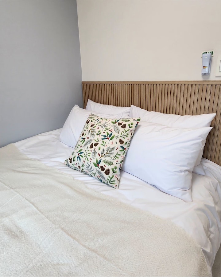 Ова е третата спална соба полна со мирни емоции.
Брачен кревет (широк 150 – 179 см) за 2 лица, хотелска постелнина, клима-уред, закачалка со огледало, пегла на пареа, wifi, полнач
Тоа е пријатен простор за тивко да го завршите денот на патување.