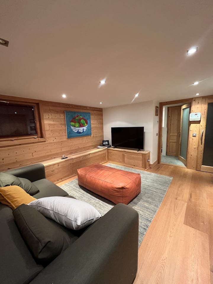 dnevni boravak u podrumu s TV-om i kaučem, gdje se mogu dodati 2 dodatna madraca. Izravan pristup kupaonici s WC-om, sauni i trećoj spavaćoj sobi s bračnim krevetom