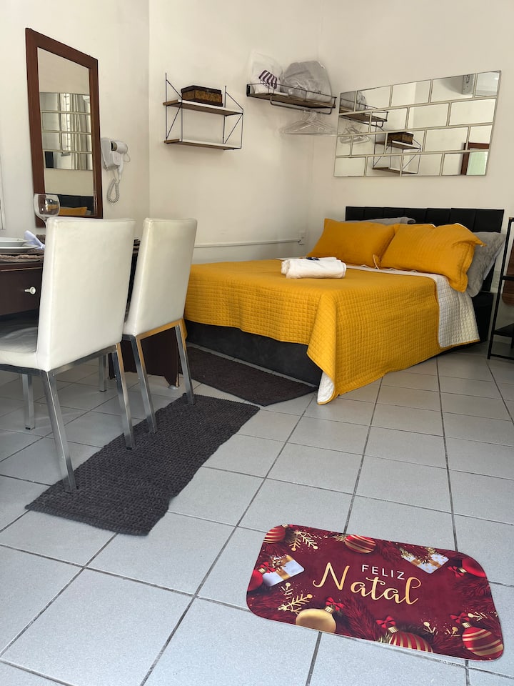 Спална соба со клима-уред, вентилатор со далечинско управување, 55-инчен телевизор Samsung, брачен кревет со душек од пена D33