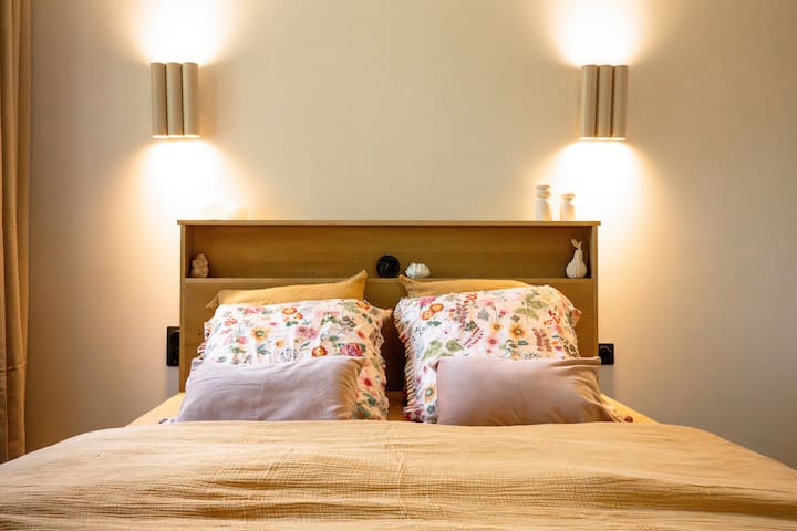 La chambre dispose d'une double ouverture, elle est donc très lumineuse. Il y a des volets et les rideaux occultants. Le lit de la marque "Bultex", 160x200cm, est très confortable. Nous vous mettons à disposition les draps, la couette et les coussins