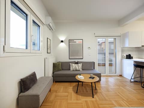 Popular Airbnb listing: Skyline 60 | Acropolis View & Spacious Terrace in ΛΟΦΟΣ ΛΑΜΠΡΑΚΗ