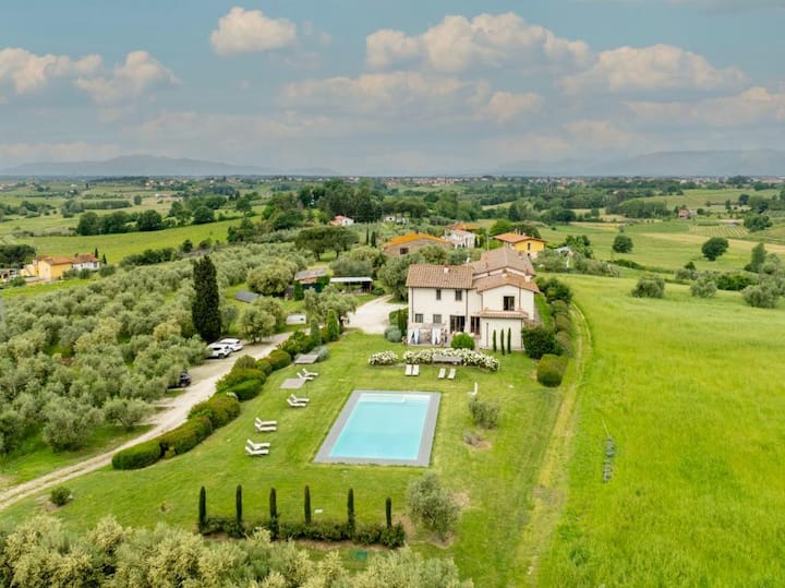 Spacious Villa & Private Pool – Sleeps Up To 20 - Empoli