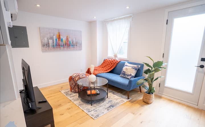 Chic Apt Free St Parking Near Metro & Dining - Montreal