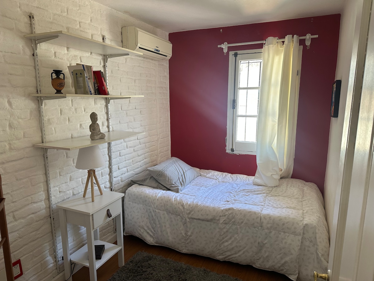 Помала спална соба со двоен кревет и плакар. 