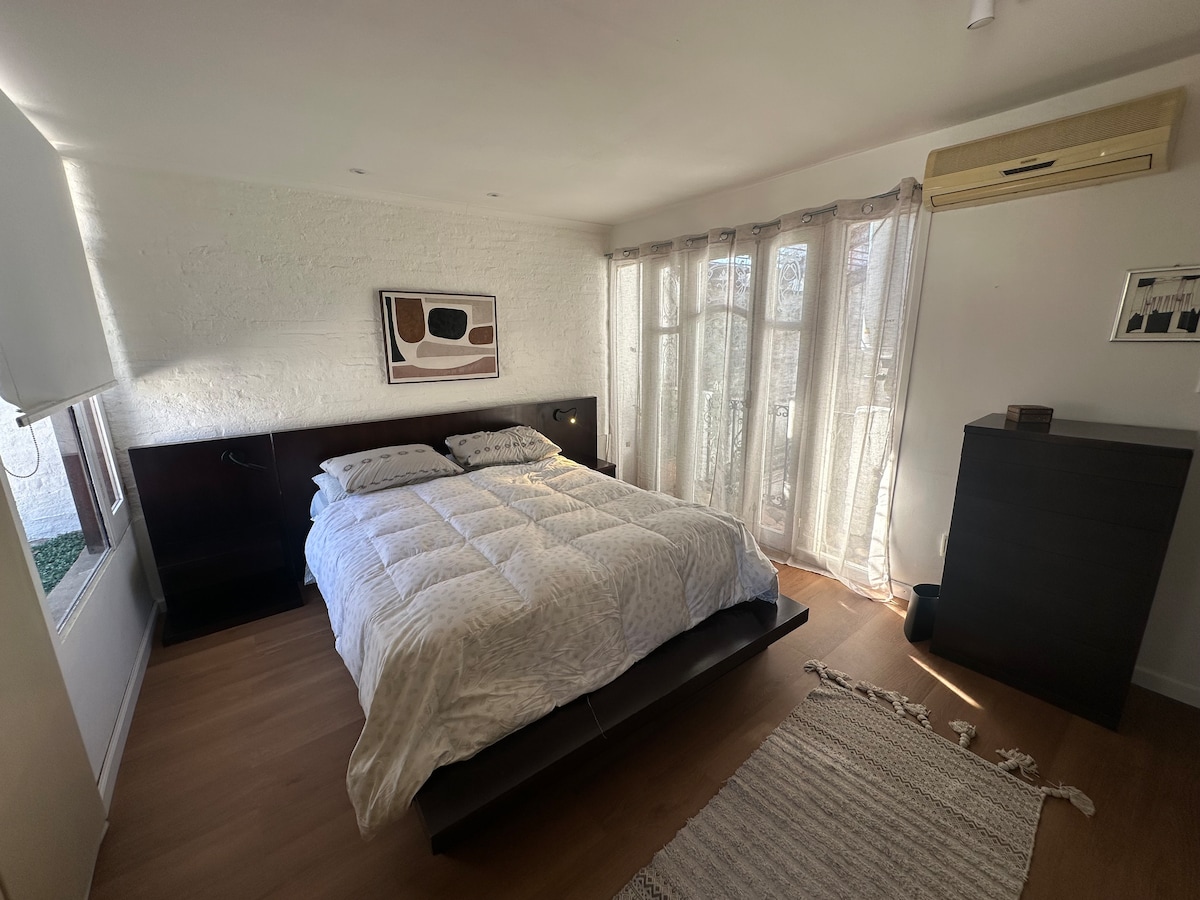 Главна спална соба со двоен кревет, гардеробери и клима уред. 