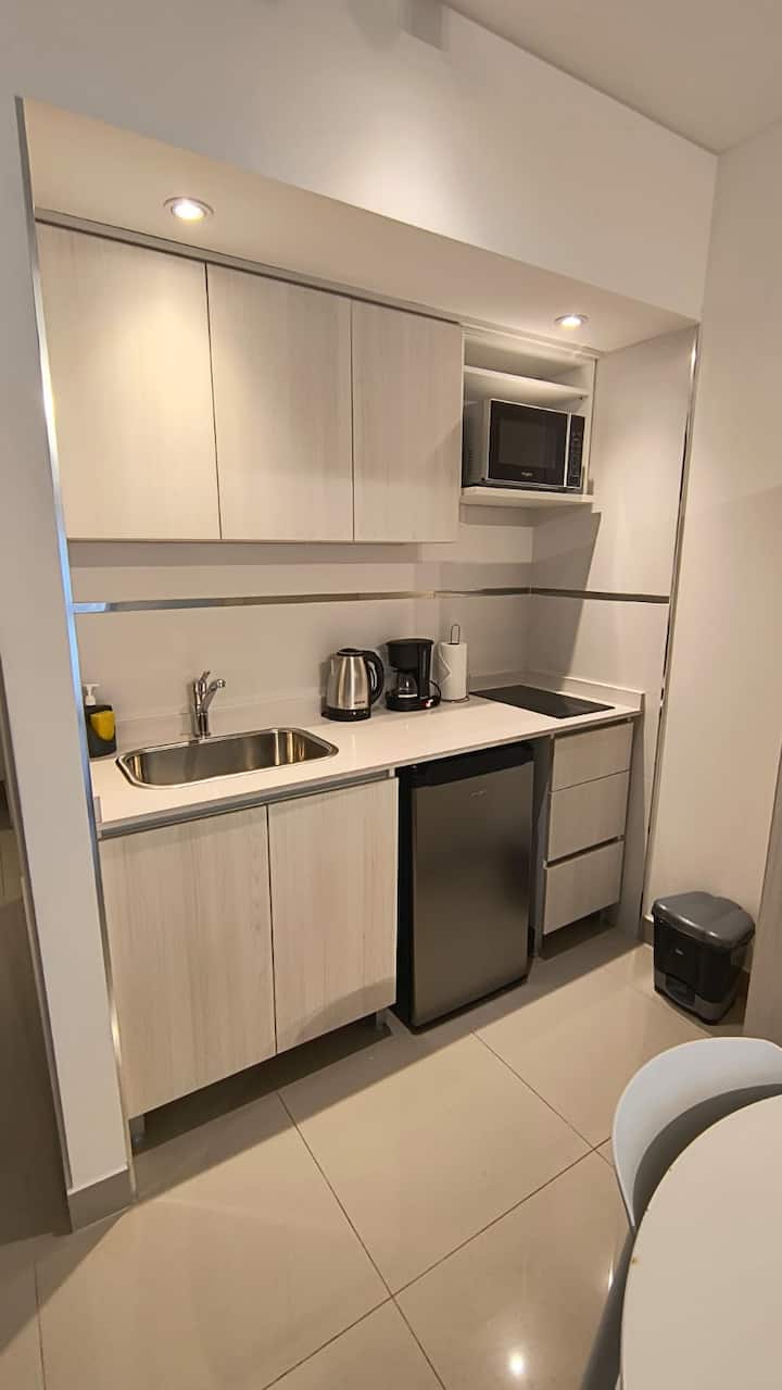 Kitnet mobiliada em Monserrat, com piscina e solário