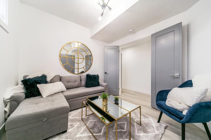 Dnevni boravak ima moderan dizajn, ali je i dalje udoban. Savršeno mjesto za opuštanje uz dobru knjigu ili druženje!