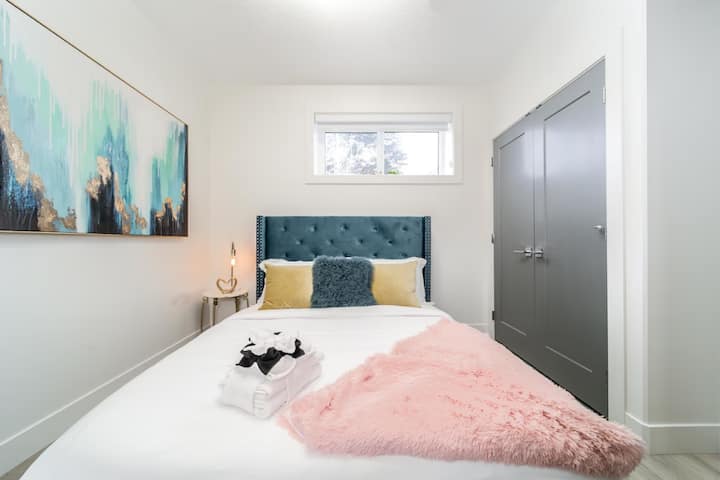 Udobnost u najboljem izdanju, dodatni prekrivač za slučaj da se želite ugodno smjestiti na krevet tijekom poslijepodneva za laganu drijemanje.