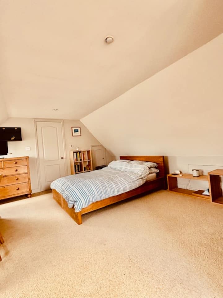 Მე ‑ 5 საძინებელი ცალკე დანართშია.  Მას აქვს საკუთარი შესასვლელი და ფლიგელის სააბაზანო.