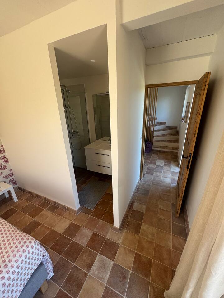 chambre 2 rdc avec sdb