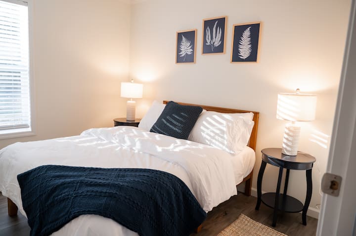 მეორე საძინებელშია სრულმეტრაჟიანი საწოლი მყუდრო მატრასით მეხსიერების ეფექტით. აქვეა მოსახერხებელი ბარგის თარო, ხოლო გარეთ ტყეა და მისი ხედი დაგეხმარებათ, განიტვირთოთ დატვირთული დღის შემდეგ.