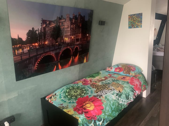 lijep krevet za jednu osobu