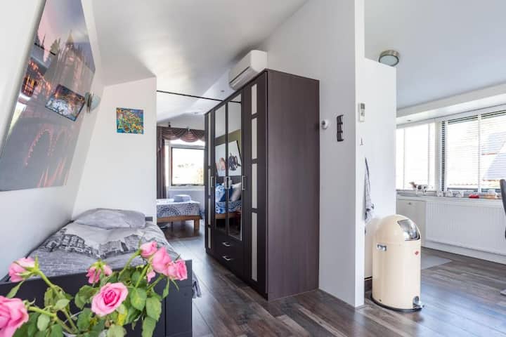 Krevet za jednu osobu i prostrani ormar