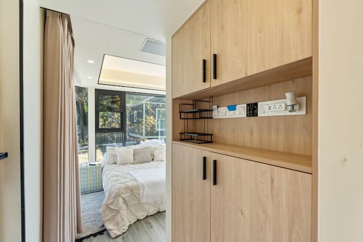 חדר שינה נעים עם מיטת קווין סייז, מצעים רכים, טלוויזיה ואווירה רגועה לשינה רגועה.