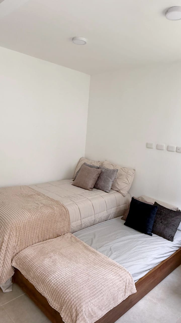 Druga spavaća soba je otvoren prostor unutar studija, integriran s dnevnim boravkom i bez vrata. To je udobno, svijetlo i praktično okruženje, idealno za one koji uživaju u povezanim prostorima i modernom rasporedu, s ugodnim dizajnom.