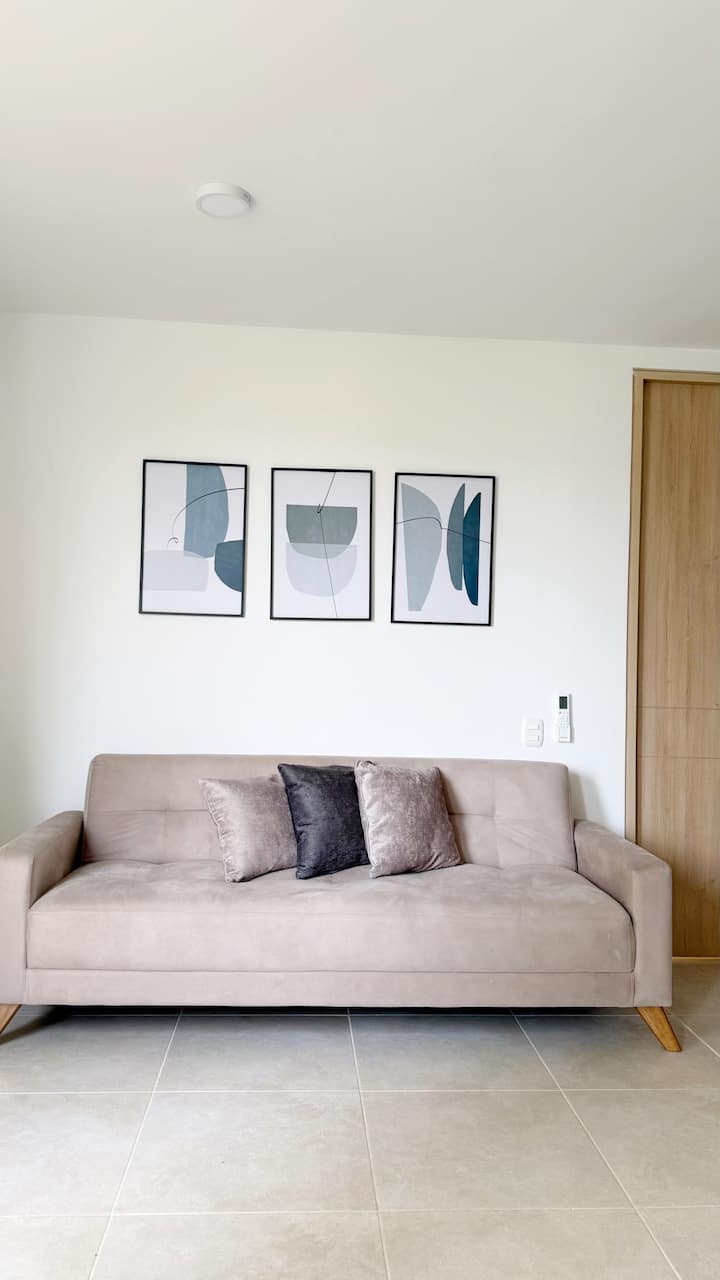 Kauč na razvlačenje služi kao kauč tijekom dana, a kad se rasklopi, postaje dodatni krevet. To je udobna i funkcionalna opcija koja upotpunjuje prostor.