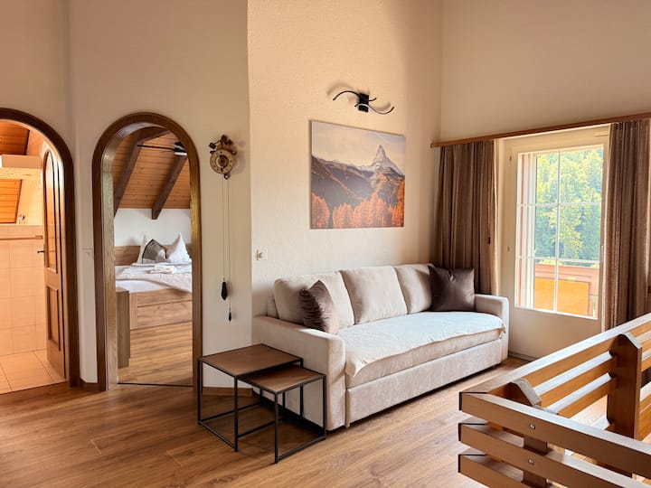 Galerie mit Ausgang zum Balkon - Insektenschutz - aufklappbares Schlafsofa - Blick auf Stadt Thun und die Berge