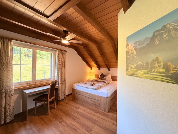 Queensize Bett mit Blick ins Grüne - ruhige Lage in Sackgasse - Arbeitsplatz - Mückenschutz - Verdunkelungs-Rolladen - Einbauschränke