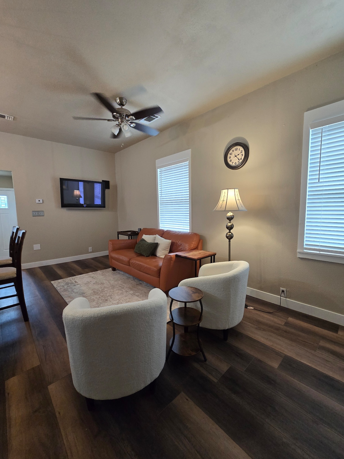 Top Airbnb: Cozy Country Retreat | Modern Charm & Fenced Yard in West Sacramento