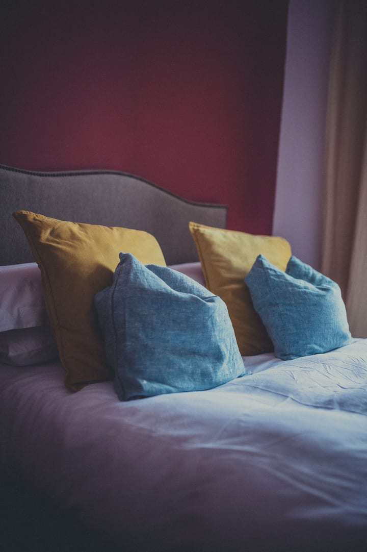 غرفة نوم صغيرة مريحة بسرير مزدوج وإطلالات خلابة. بياضات قطنية مصرية 500tc. 