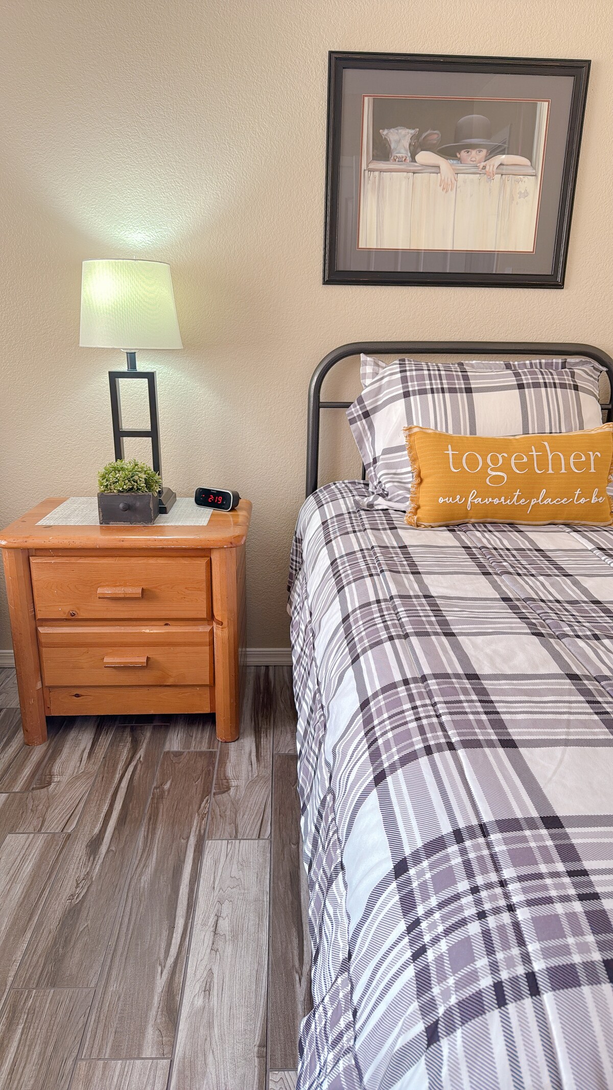 XL eenpersoonsbedden, dressoir HD-tv en beddengoed. 