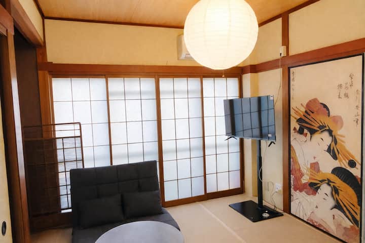 Esta es la habitación junto al comedor.Ukiyo-e se utiliza en las puertas correderas
Se puede usar ampliamente cuando se usa con comida.
El sofá puede ser una cama individual.