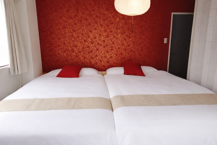Esta es una habitación de estilo japonés.
Hay dos camas de matrimonio.