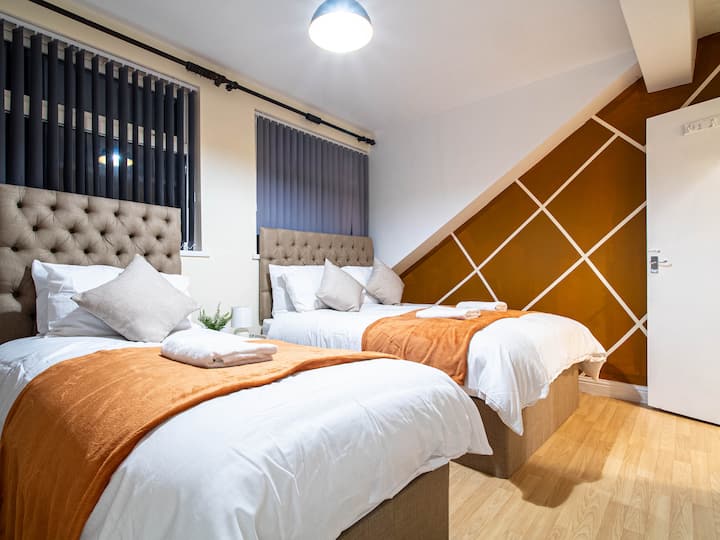 现代化卧室，配有舒适的床、时尚的装饰和基本便利设施，让您住宿舒适。